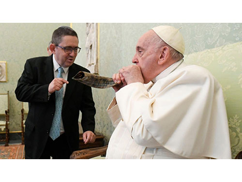 Popiežius: „Karas Ukrainoje mane slegia ir verčia kentėti“